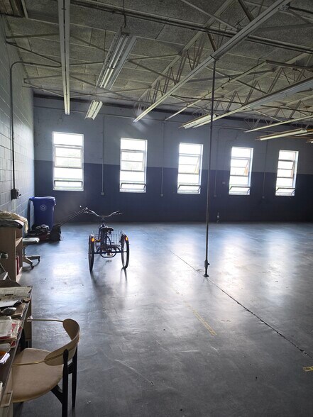 More Photos Of 907 N Pierce St, Alma Industrial For Sale