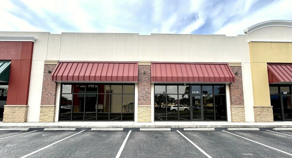 More Photos Of 5045 Fruitville Rd, Sarasota General Retail For Lease