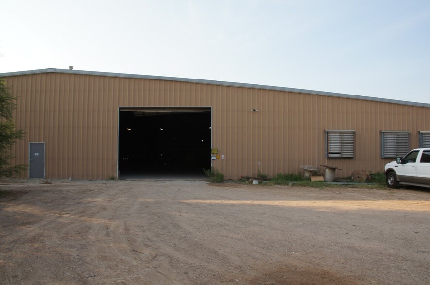 More Photos Of 1301 East Ave, Carrizo Springs Warehouse For Lease