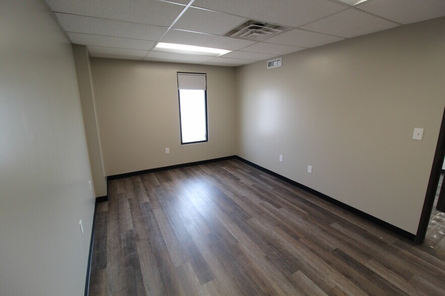 More Photos Of 7320 W 162nd St, Overland Park Showroom For Lease