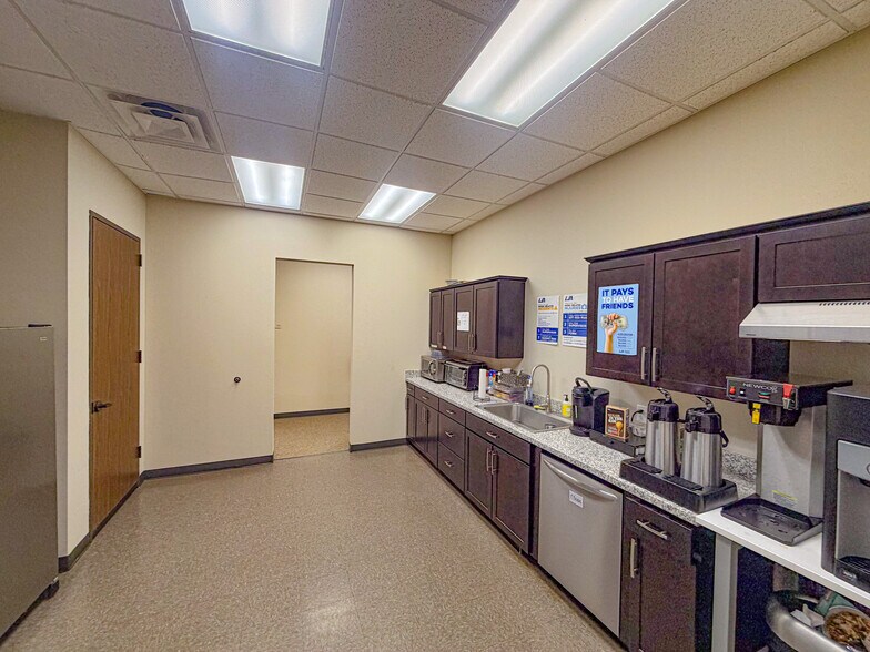 More Photos Of 2014 Airport Rd, Conroe Unknown For Lease