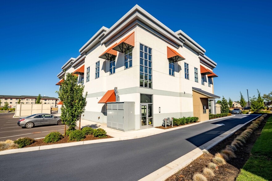 More Photos Of 4801 Biddle Rd, Central Point Office For Lease