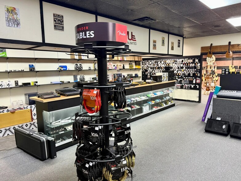 More Photos Of 1109 W Kickapoo Spur St, Shawnee General Retail For Sale