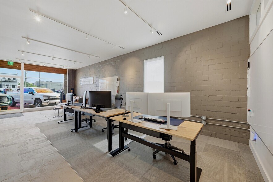More Photos Of 118 W Chestnut St, Denison Office For Sale