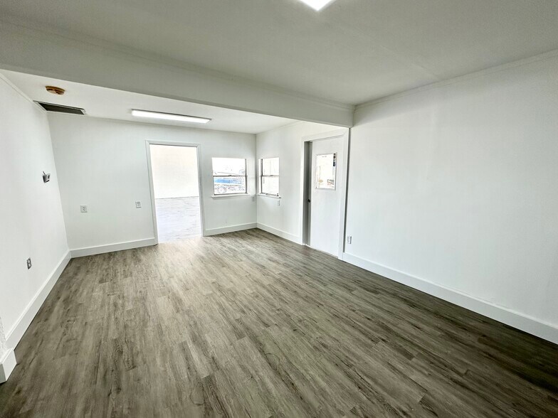 More Photos Of 960 S Dixie Hwy W, Pompano Beach Showroom For Lease