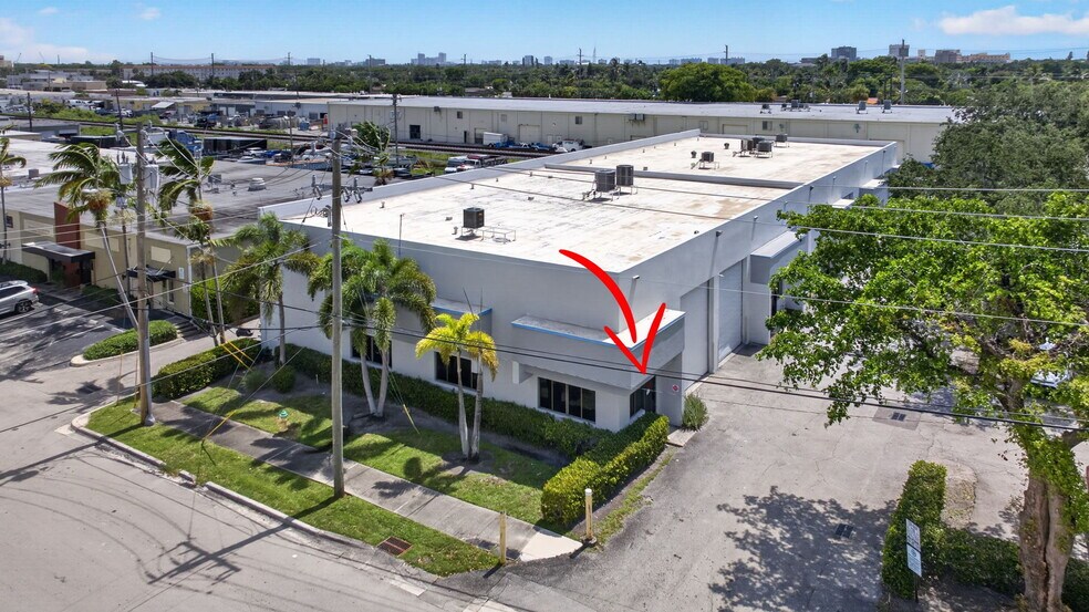 More Photos Of 4700-4712 NE 11th Ave, Oakland Park Warehouse For Lease