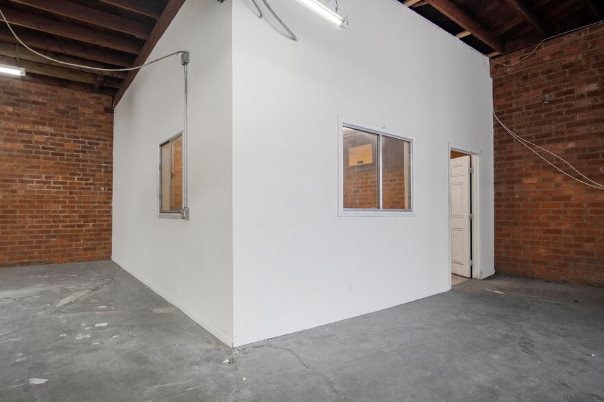 More Photos Of 150-154 E 58th St, Los Angeles Manufacturing For Sale