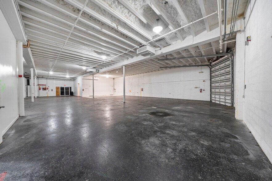More Photos Of 2585 NW 21st Ter, Miami Warehouse For Lease