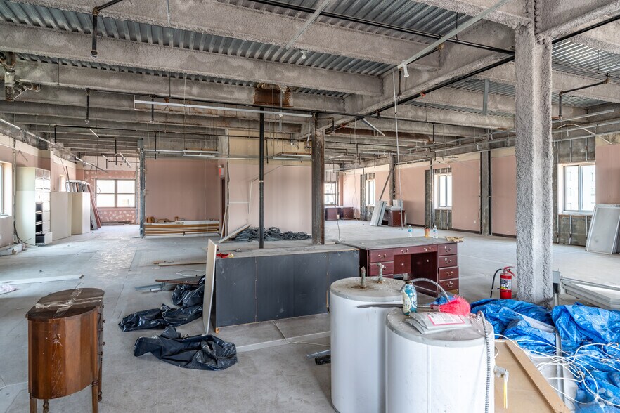 More Photos Of 37-31 10th St, Long Island City Light Distribution For Sale