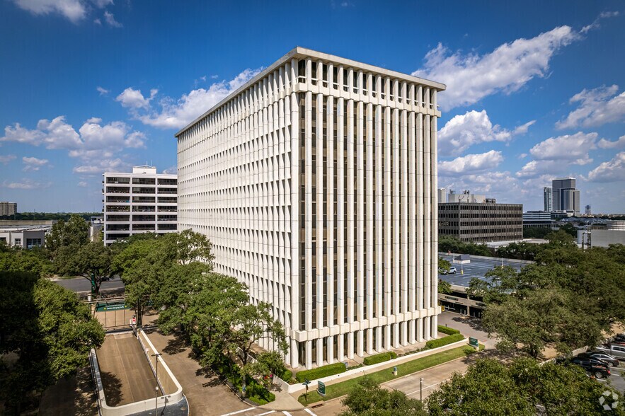 Primary Photo Of 2 Greenway Plz, Houston Office For Lease