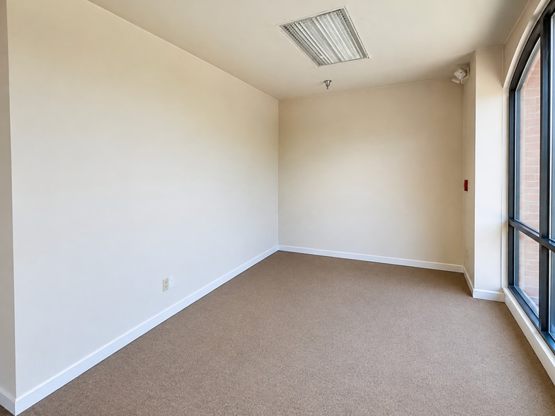 More Photos Of 13200 Marina Way, Woodbridge Office For Lease