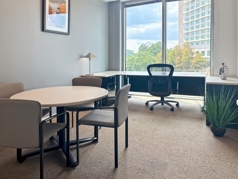 More Photos Of 21 Waterway Ave, The Woodlands Coworking Space