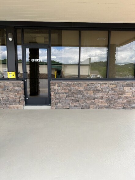 Primary Photo Of 1141 Volunteer Pky, Bristol Storefront For Lease