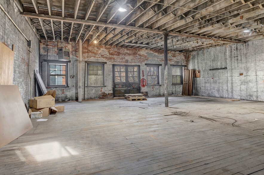 More Photos Of 122 E Liberty St, Cincinnati Warehouse For Lease