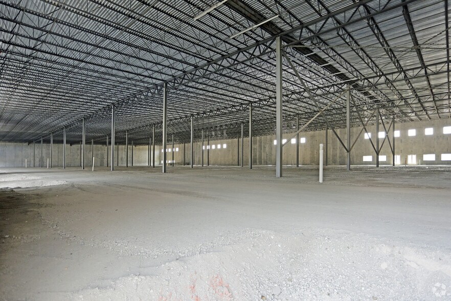 More Photos Of 12600 Oakland Park Blvd, Highland Park Warehouse For Lease