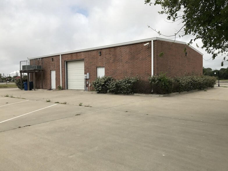 More Photos Of 118 6th St N, Texas City Showroom For Sale