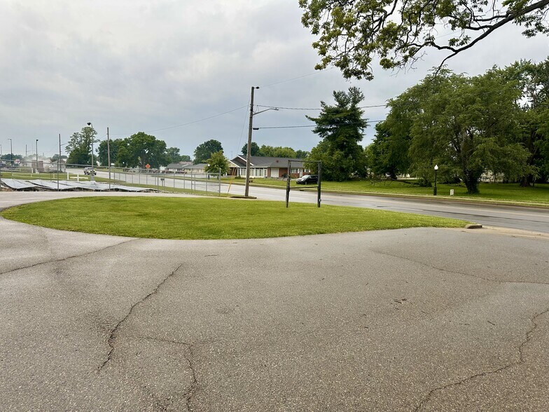 More Photos Of 2600 N Park Rd, Connersville Flex For Sale