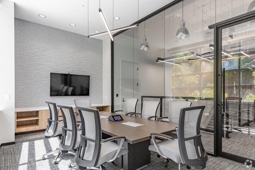 More Photos Of 10 10th St, Atlanta Office For Lease