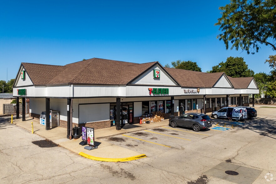 More Photos Of 40-60 W Terra Cotta Ave, Crystal Lake Unknown For Lease