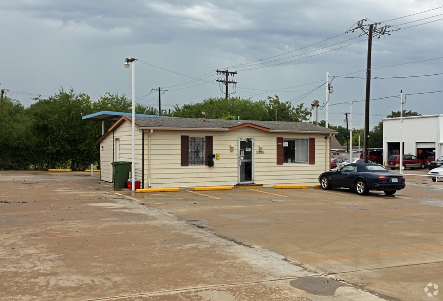 More Photos Of 3535 Forest Ln, Garland Auto Dealership For Sale