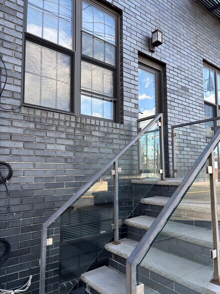 More Photos Of 3461 Vernon Blvd, Astoria Office For Lease