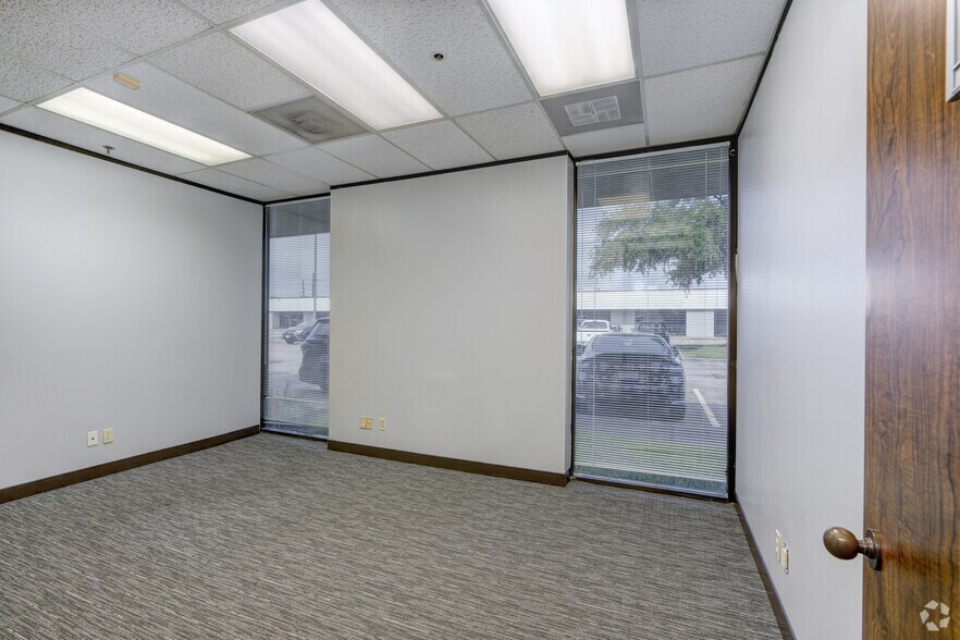 More Photos Of 17449-17497 Village Green Dr, Houston Unknown For Lease