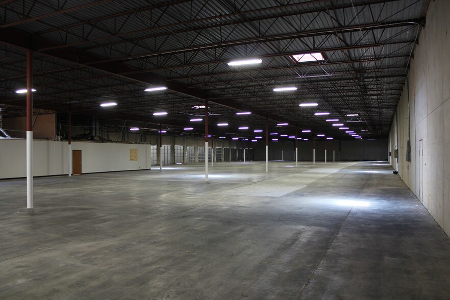 More Photos Of 1925-1939 N Great Southwest Pky, Grand Prairie Distribution For Lease