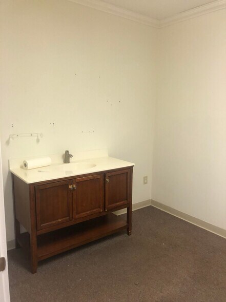 More Photos Of 28 Main St, East Hartford Storefront Retail Office For Lease