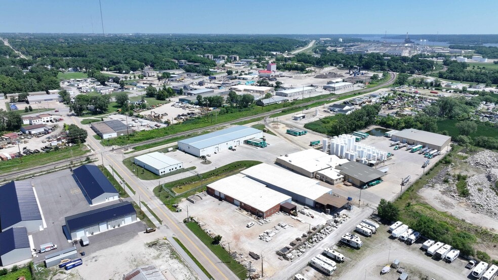 More Photos Of 205 35th St, Bettendorf Warehouse For Lease