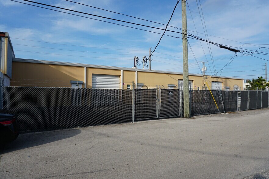 More Photos Of 1042-1048 NE 44th St, Oakland Park Industrial For Lease