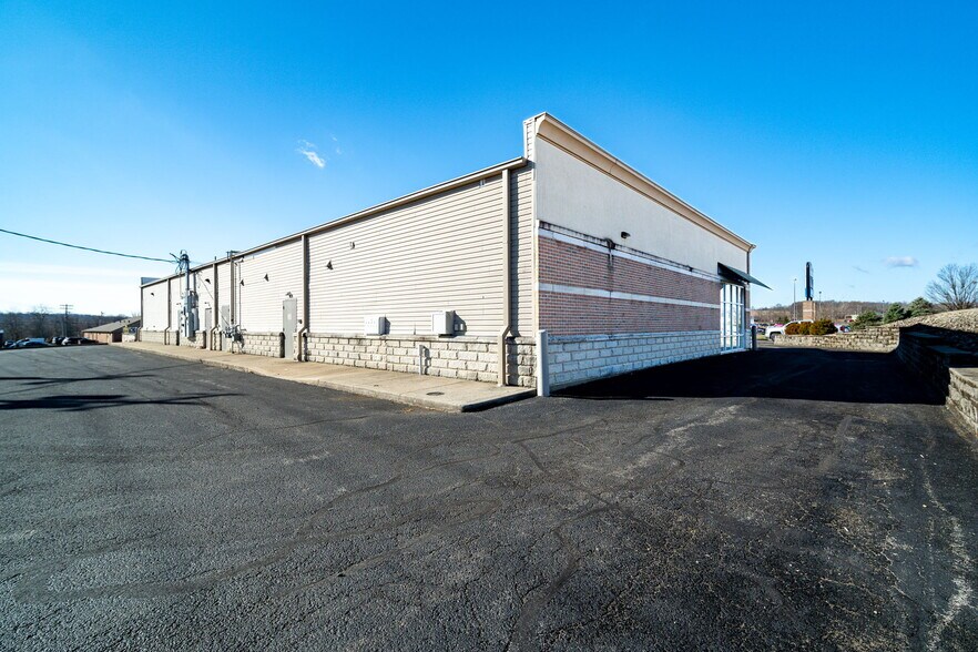 More Photos Of 120 Roberts Ln, Hillsboro Freestanding For Lease