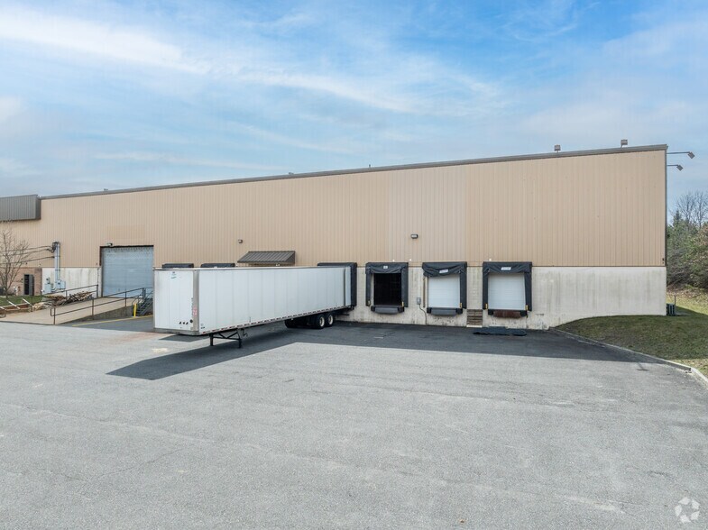 More Photos Of 120 Kenyon Dr, Lakewood Warehouse For Lease