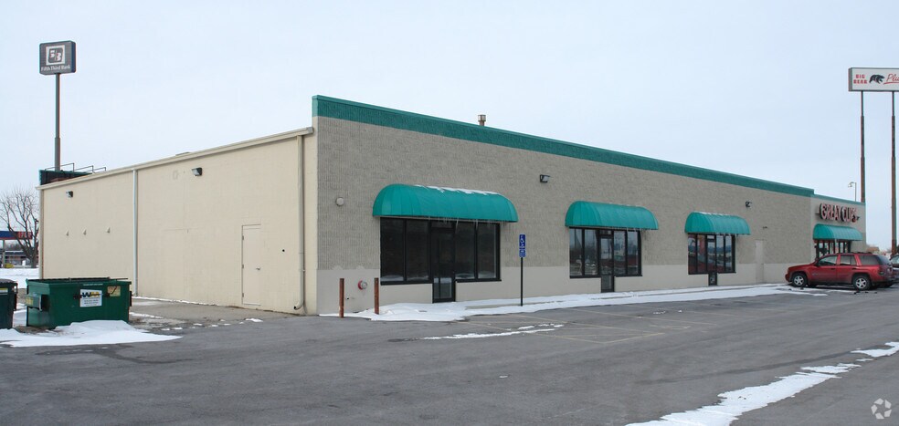 More Photos Of 1321 Bellefontaine St, Wapakoneta Storefront For Lease