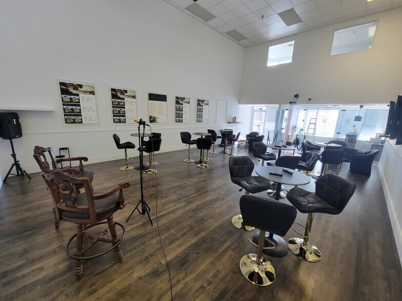 More Photos Of 70 E Beaver Creek Rd, Richmond Hill Light Distribution For Sale