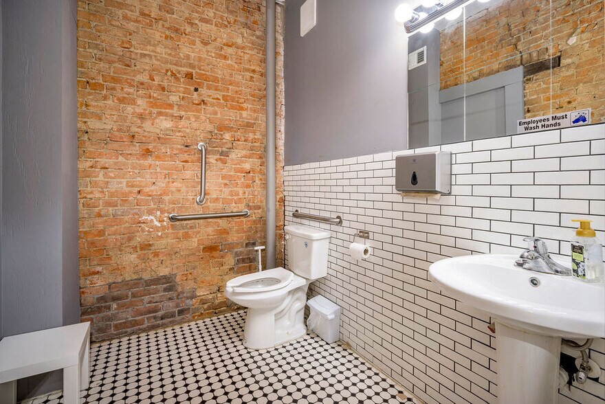 More Photos Of 1833 Vine St, Cincinnati Storefront Retail Residential For Lease