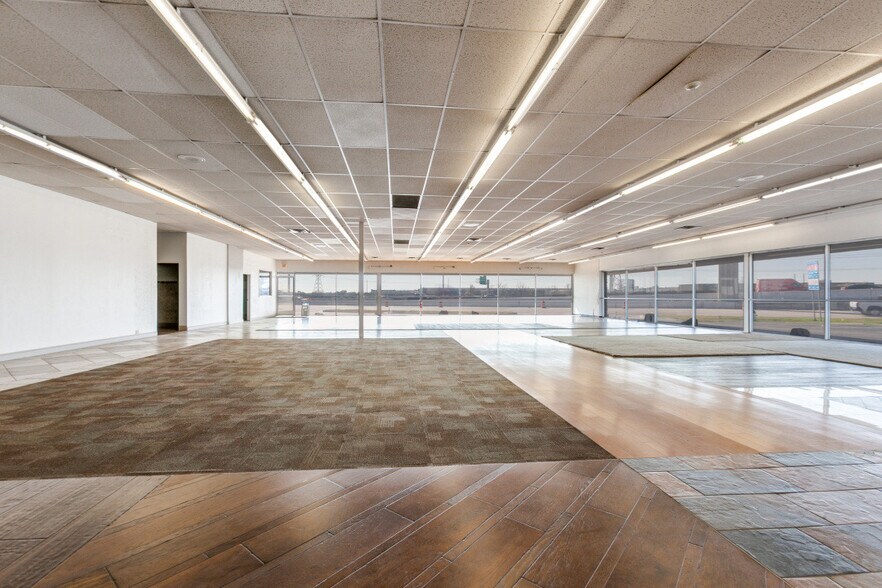 More Photos Of 12925 Lyndon B Johnson Fwy, Garland Showroom For Lease