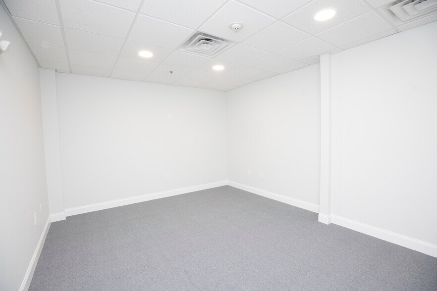 More Photos Of 1011 Osgood St, North Andover Storefront Retail Office For Lease