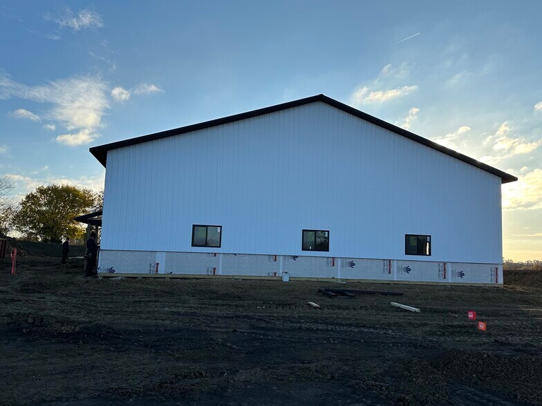 More Photos Of 404 21st Street, Indianola Industrial For Sale