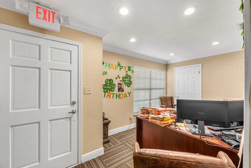 More Photos Of 308 Elizabeth St, Brandon Office For Lease
