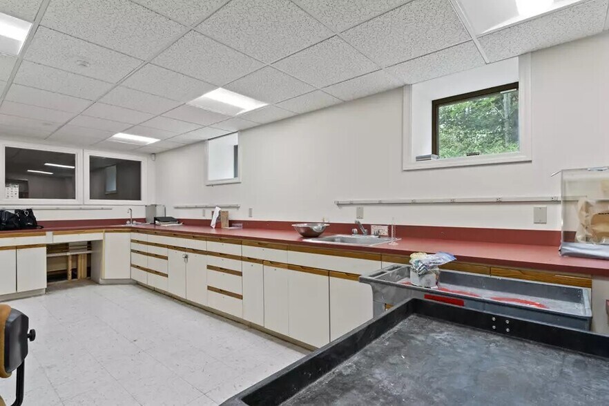 More Photos Of 587 Spring St, Westbrook Office For Sale