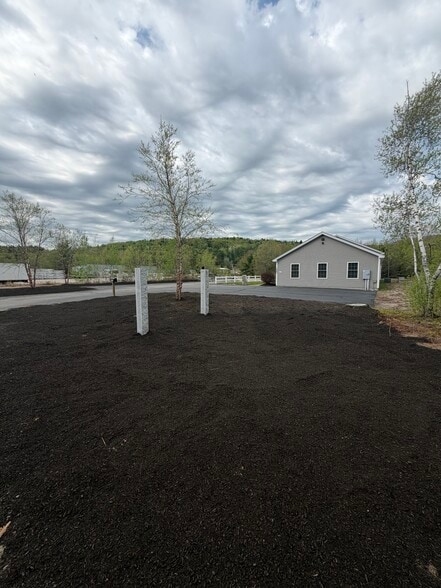 More Photos Of 1667 White Mountain Hwy, Sanbornville Showroom For Lease