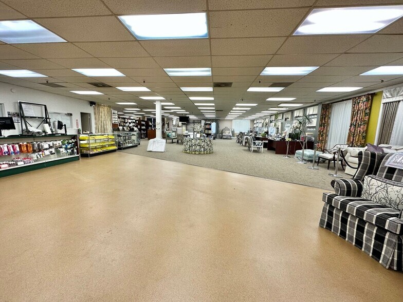 More Photos Of 219 S Service Rd, Plainview Warehouse For Lease