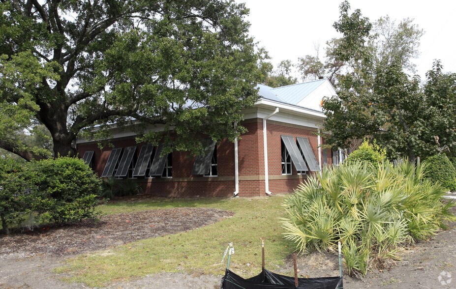 More Photos Of 1021 Ewall St, Mount Pleasant General Retail For Sale