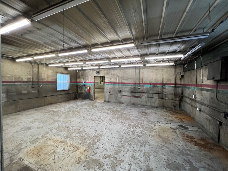 More Photos Of 616A-622 S Main St, Hebron Warehouse For Lease