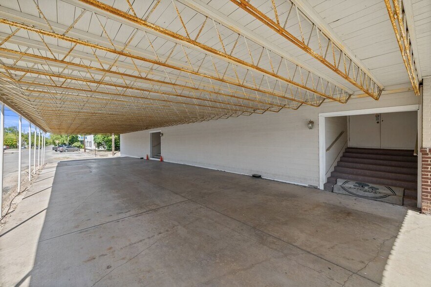 More Photos Of 503 Talbot St, Taylor Funeral Home For Sale