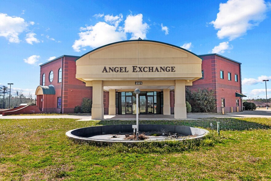 More Photos Of 201 E Livermore Dr, Pembroke Medical For Sale