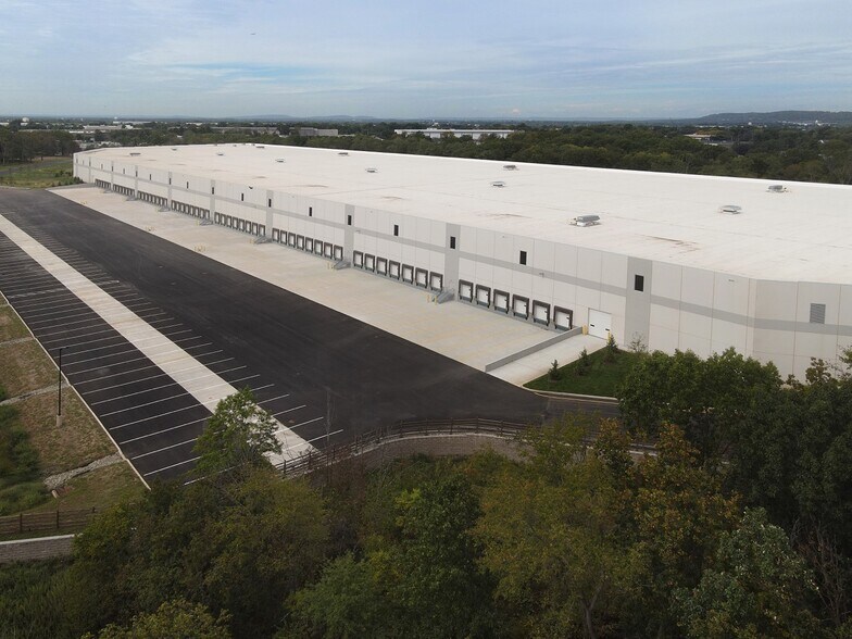 More Photos Of 395 Elizabeth Ave, Somerset Distribution For Lease