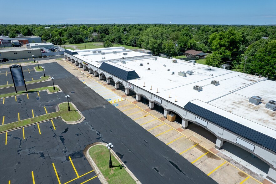More Photos Of 1010-1050 N Flood Ave, Norman Freestanding For Lease