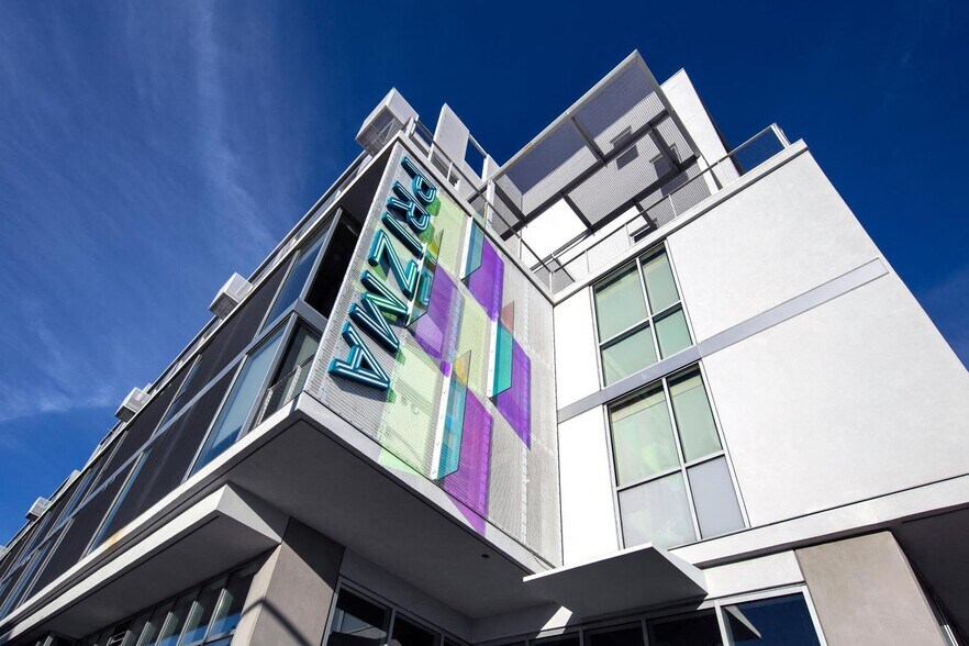 More Photos Of 900 N La Brea Ave, West Hollywood Apartments For Lease