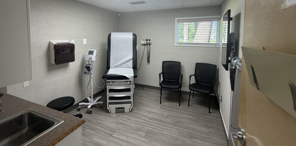 More Photos Of 776 E 3rd Ave, Roselle Medical For Lease